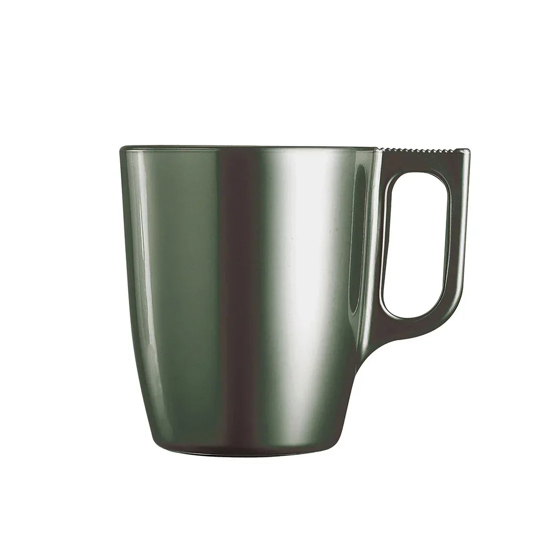 Tasse gris métallisé en plastique avec anse, design moderne sur fond blanc