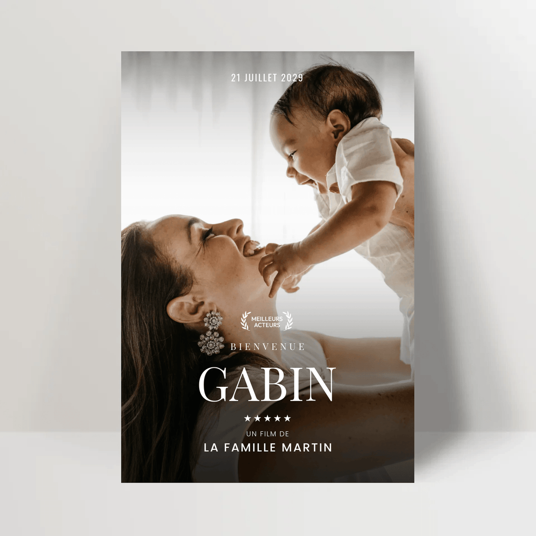Affiche personnalisée avec une mère souriante tenant un bébé, décor blanc, texte de naissance.