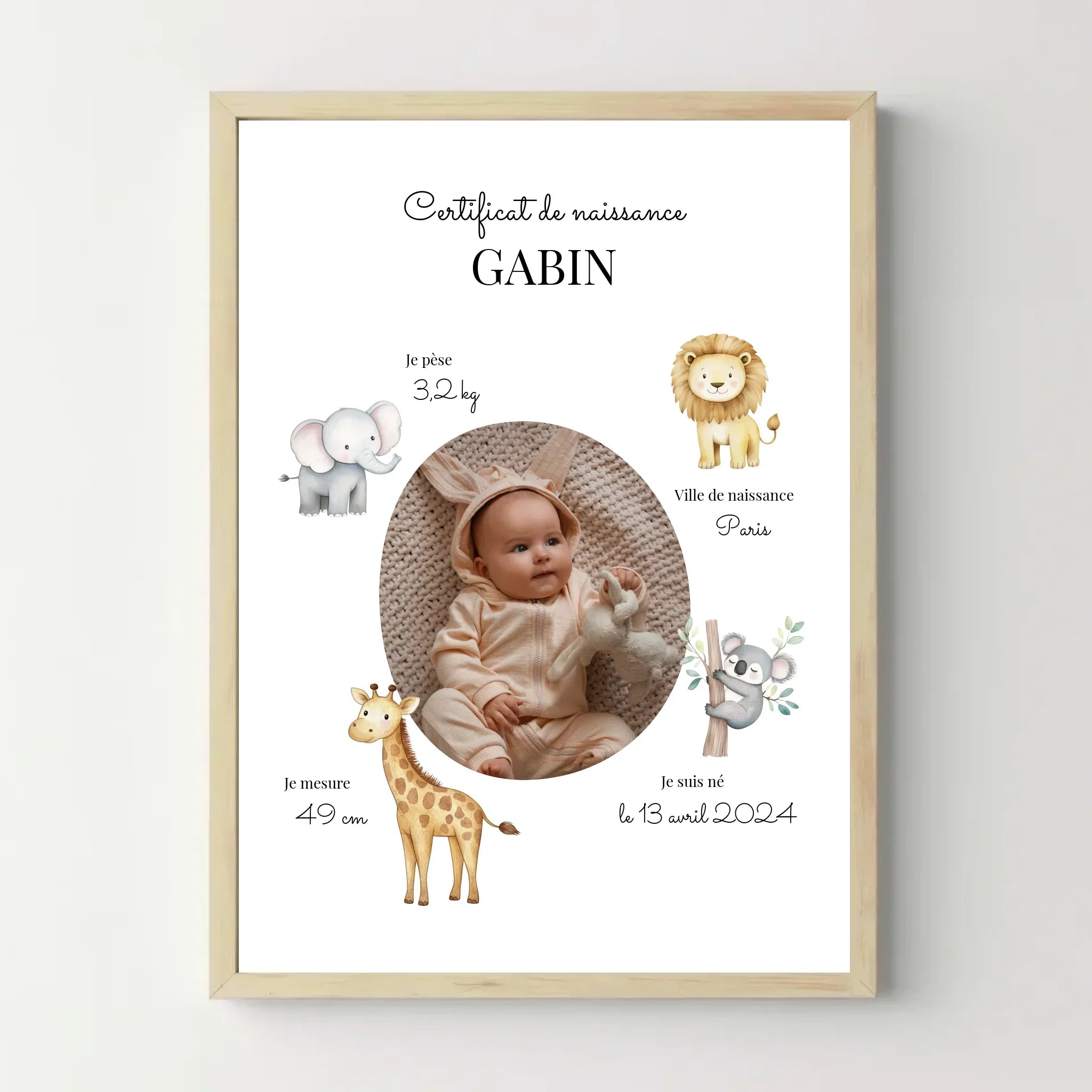 Affiche personnalisée certificat de naissance avec photo de bébé et illustrations animaux, cadre en bois.