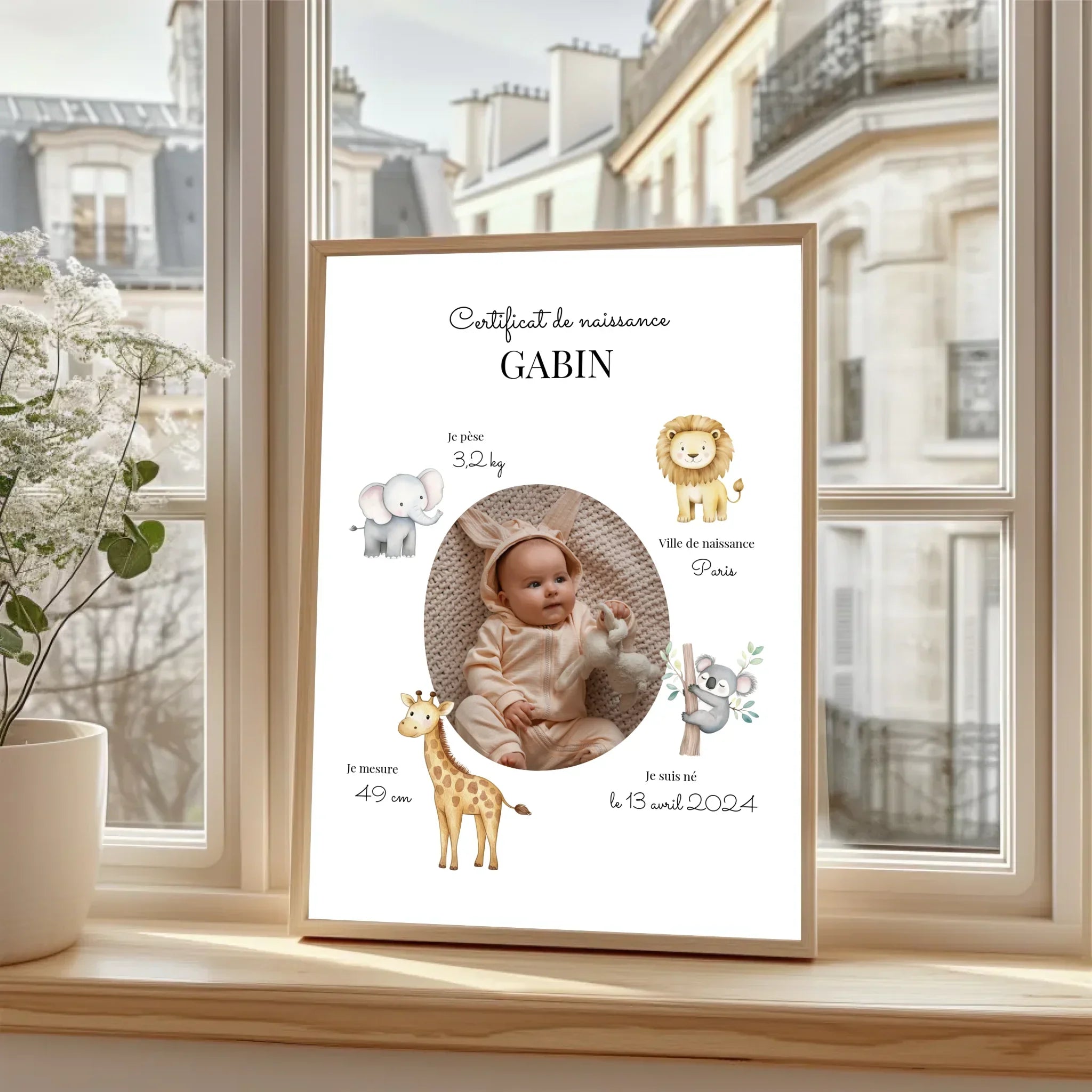 Affiche de naissance personnalisée avec photo de bébé, animaux mignons et détails de naissance, posée sur un rebord de fenêtre.