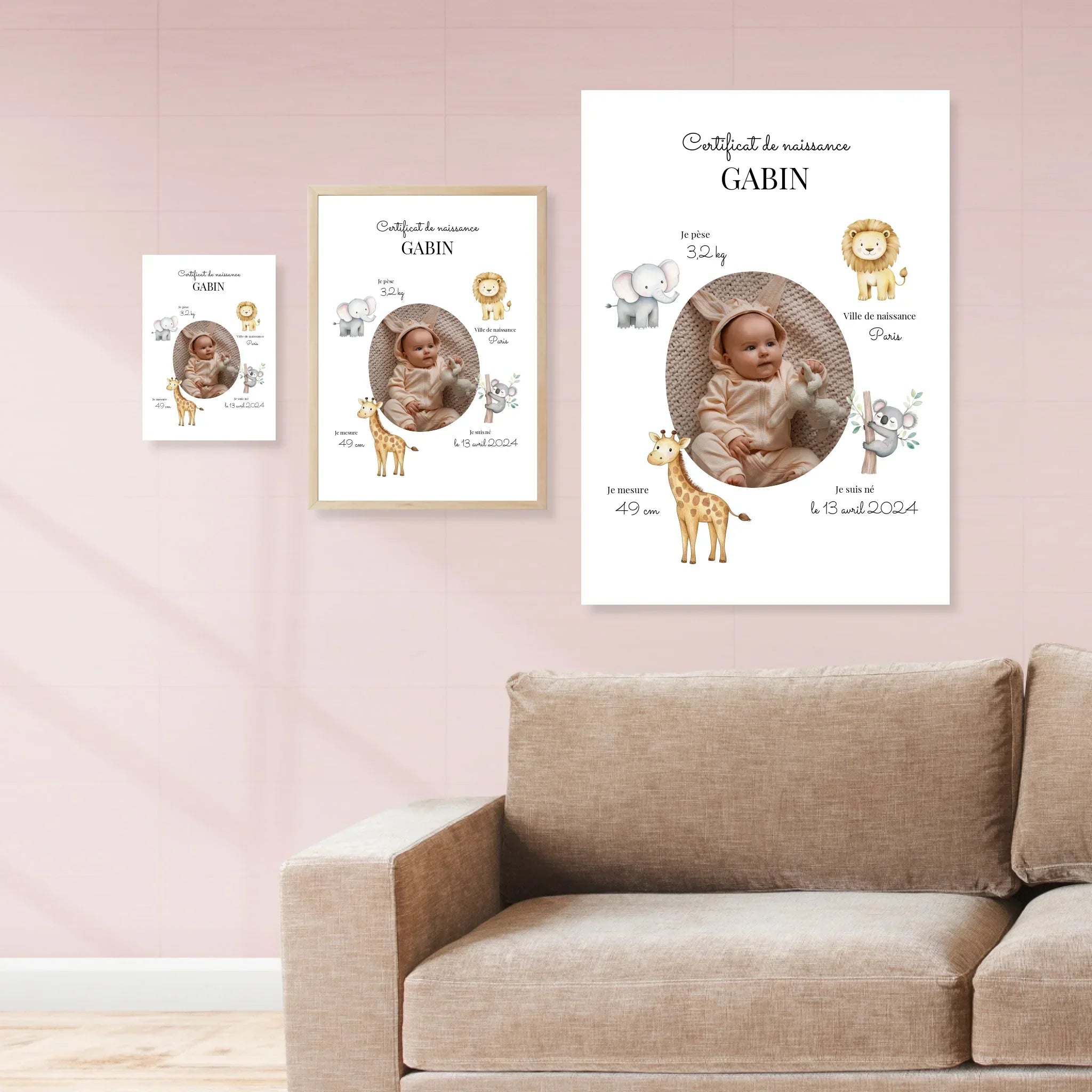 Affiches naissance personnalisées avec photo de bébé et animaux décoratifs accrochées au mur d’un salon, canapé beige en avant-plan.