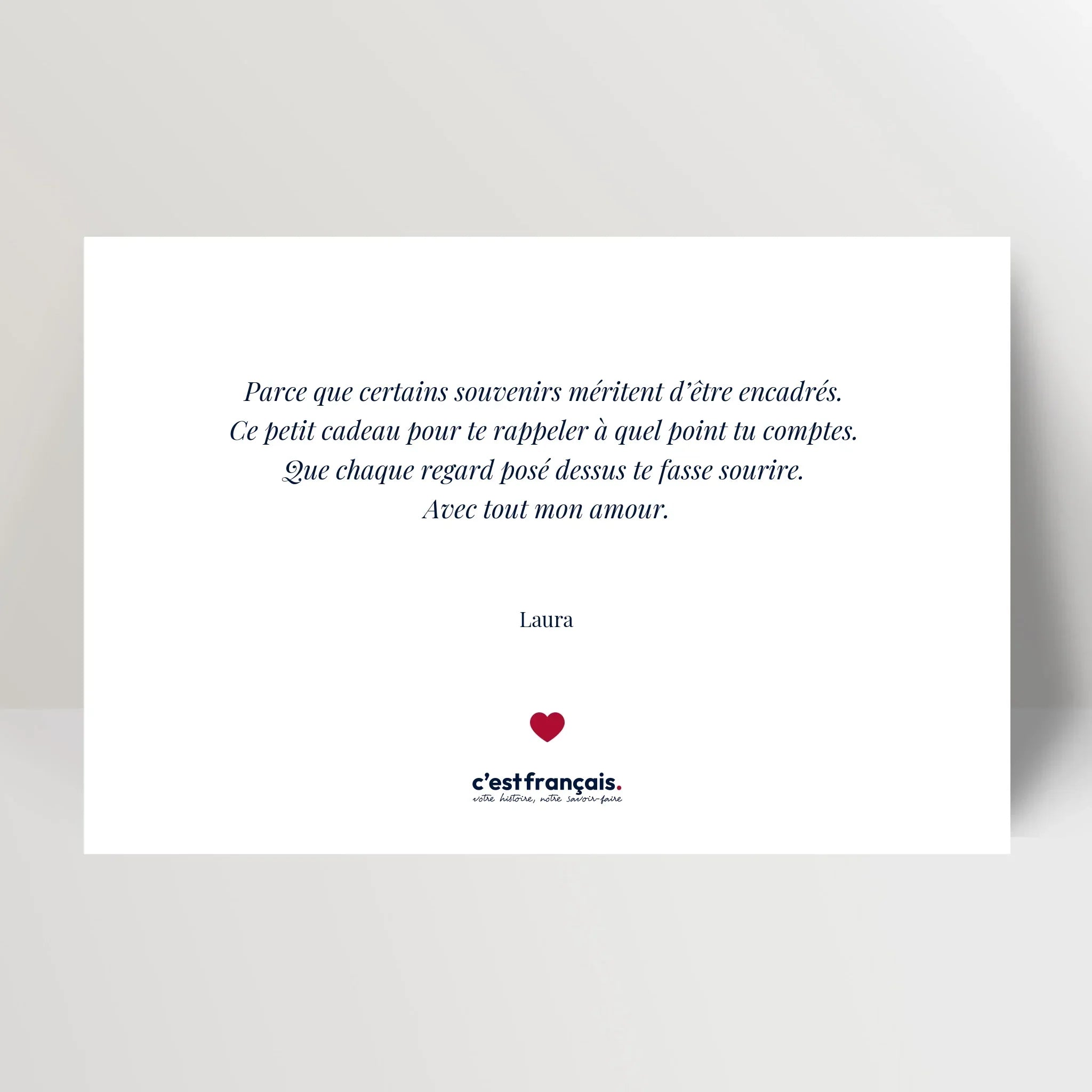 Carte cadeau personnalisée avec message touchant, idéale pour offrir, design épuré, texte en français, cœur rouge.
