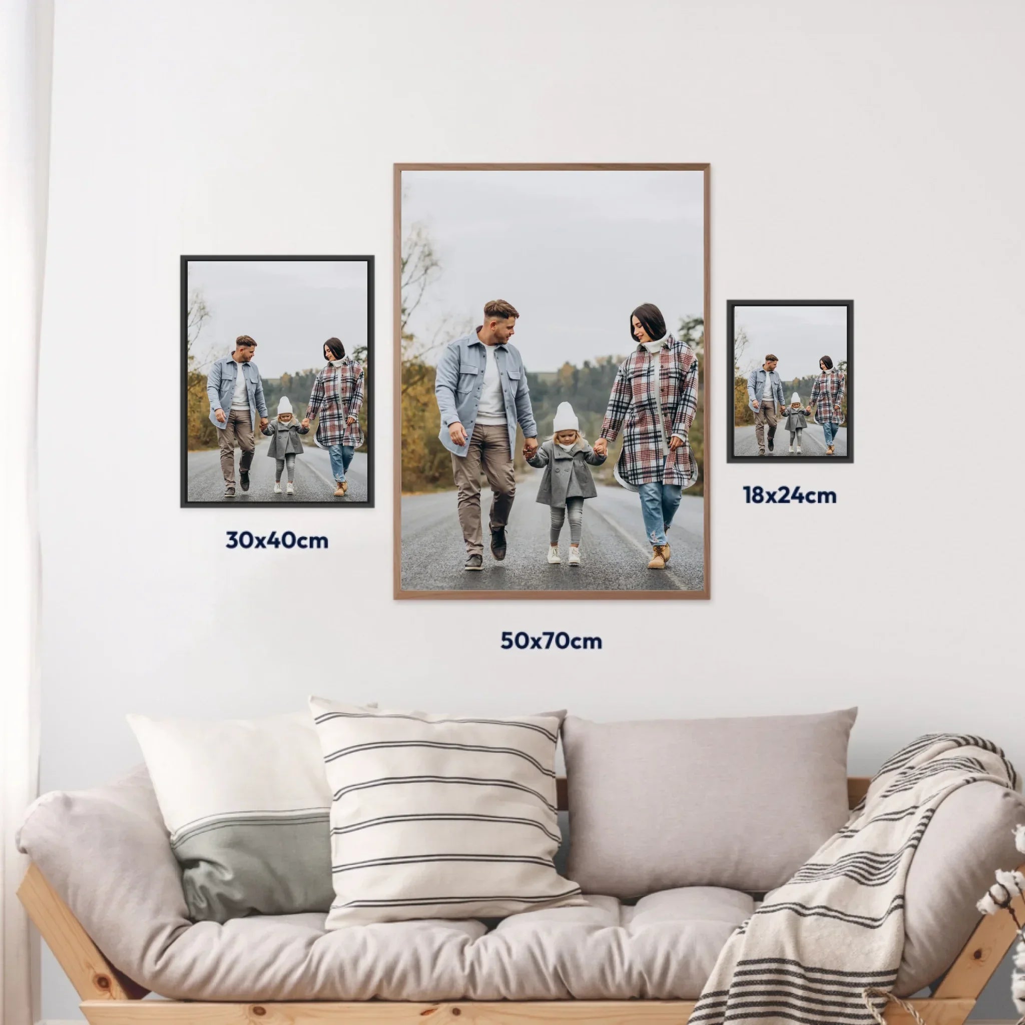 Affiches personnalisées famille sur mur, trois formats 18x24cm, 30x40cm, 50x70cm, déco salon