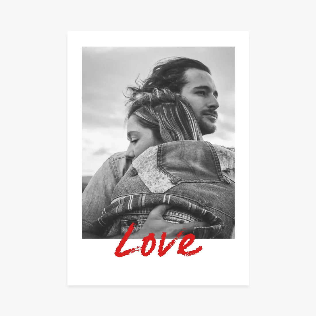 Affiche noir et blanc d’un couple qui s’enlace, texte Love en rouge, cadeau personnalisé
