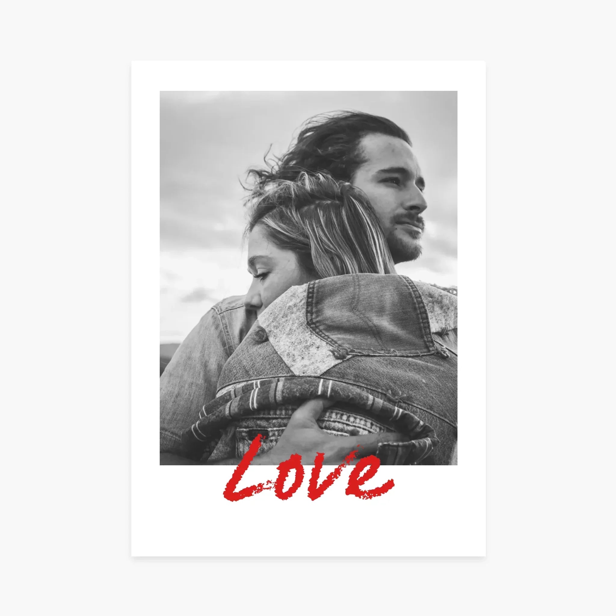 Affiche noir et blanc d’un couple qui s’enlace, texte Love en rouge, cadeau personnalisé
