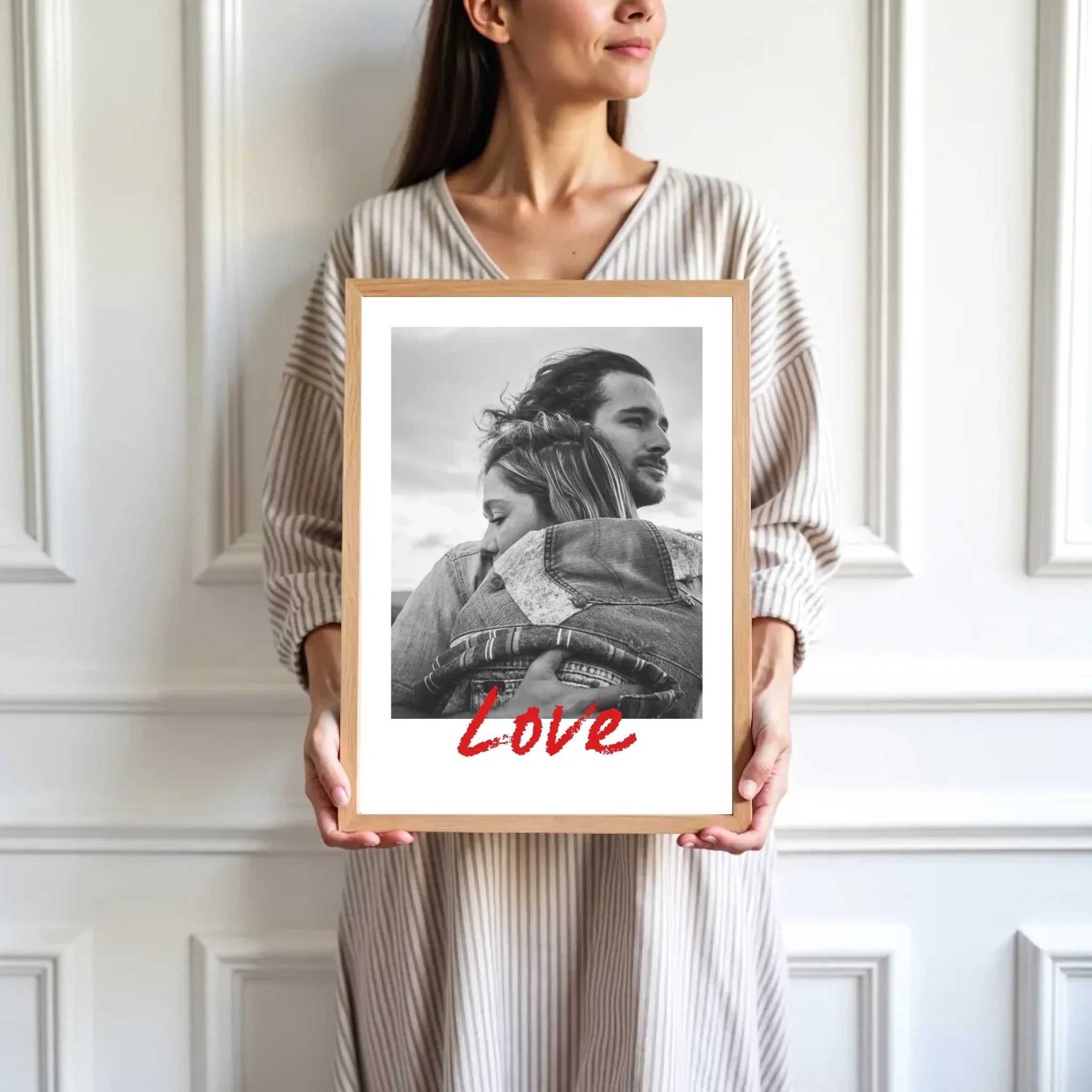 mockup-femme-cadre-bois