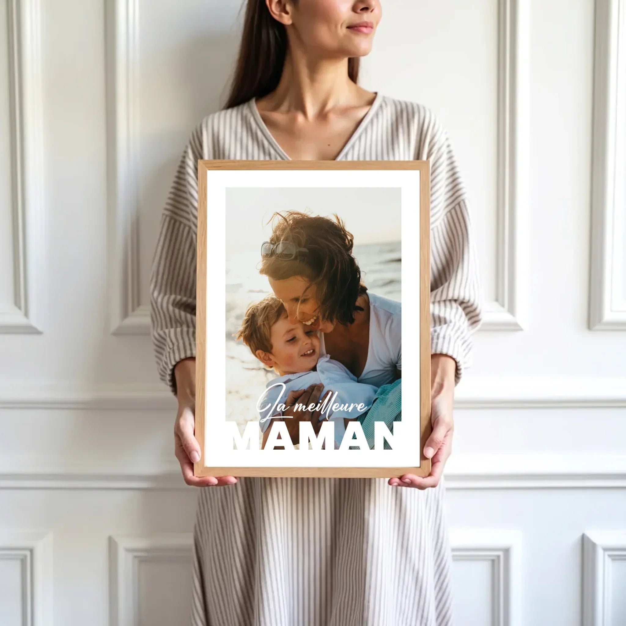 mockup-femme-cadre-bois