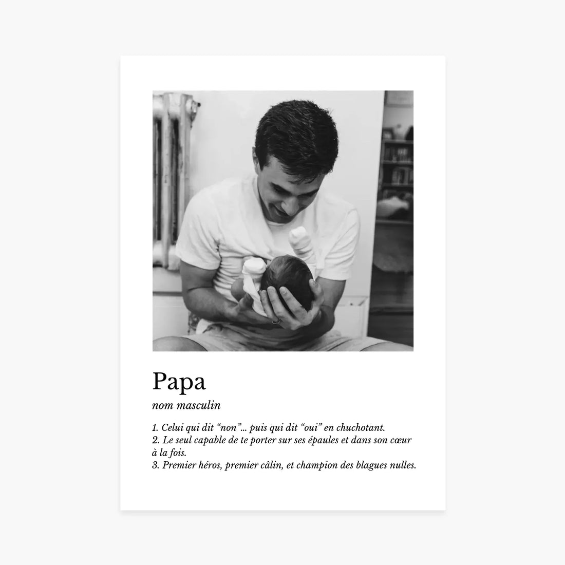 Affiche personnalisée en noir et blanc d’un père souriant tenant un bébé, texte Papa en bas.