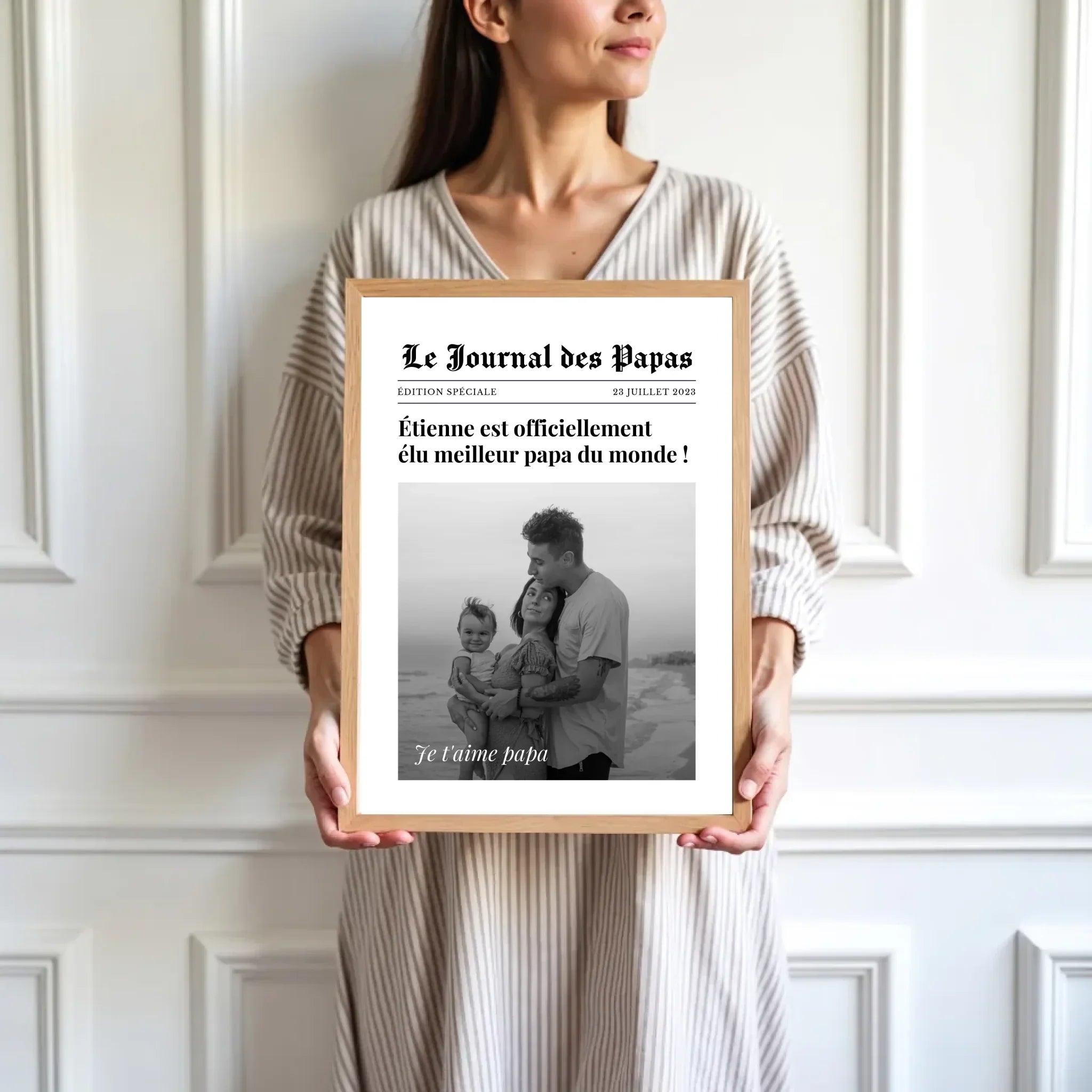 mockup-femme-cadre-bois