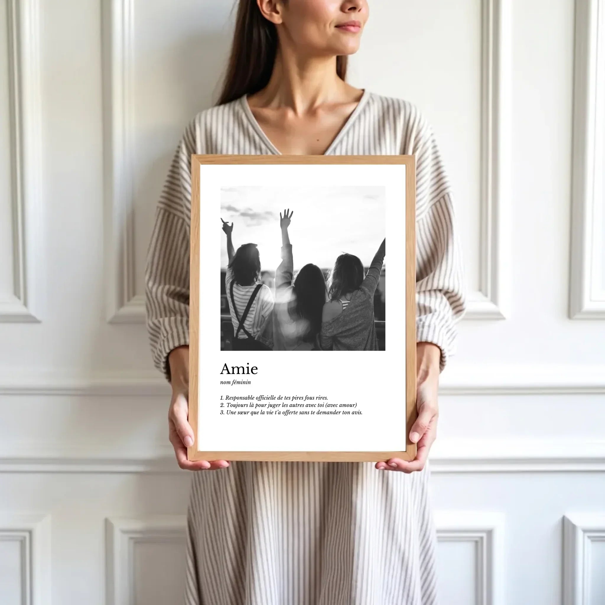 mockup-femme-cadre-bois