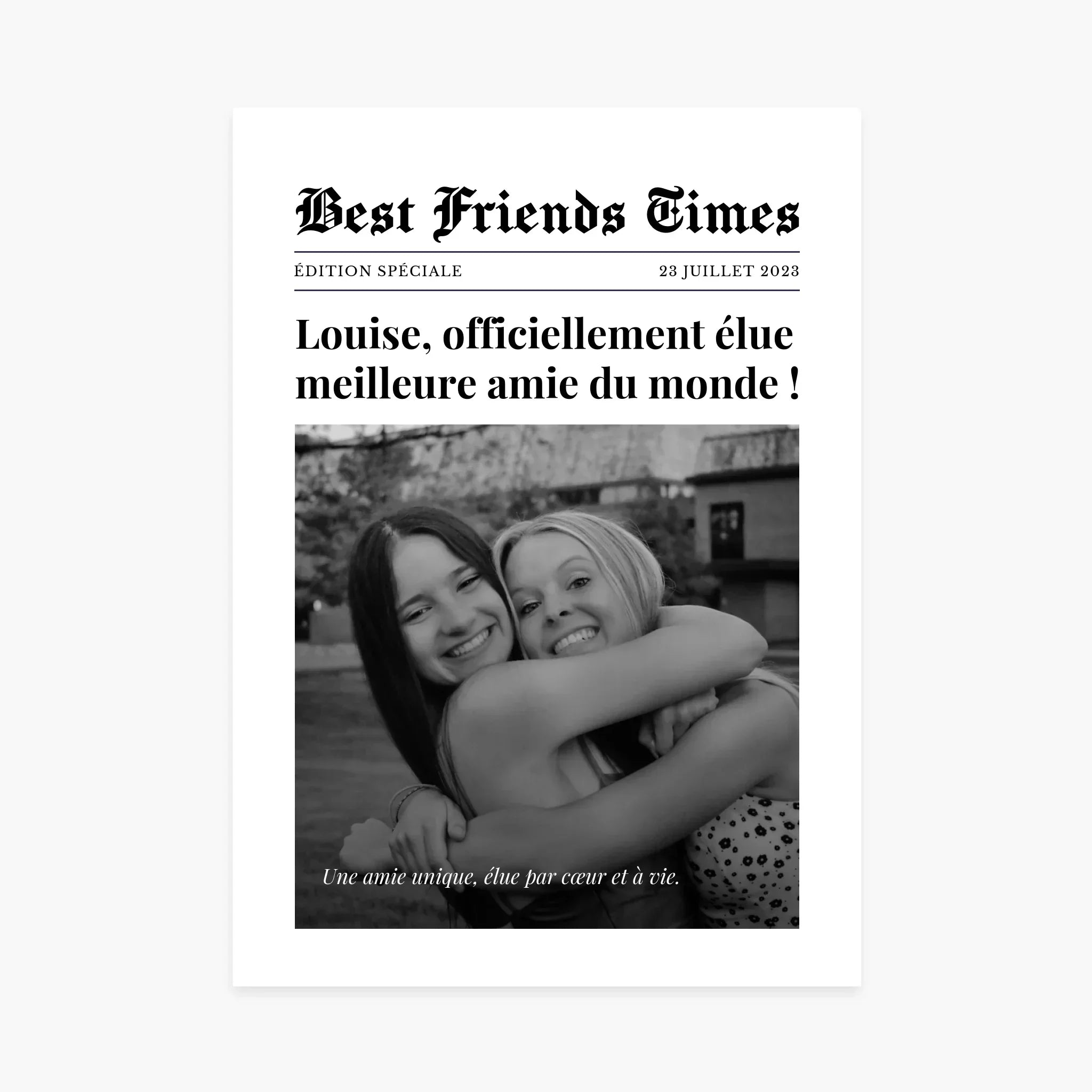 Affiche personnalisée style une de journal, deux amies souriantes s’enlaçant en extérieur.