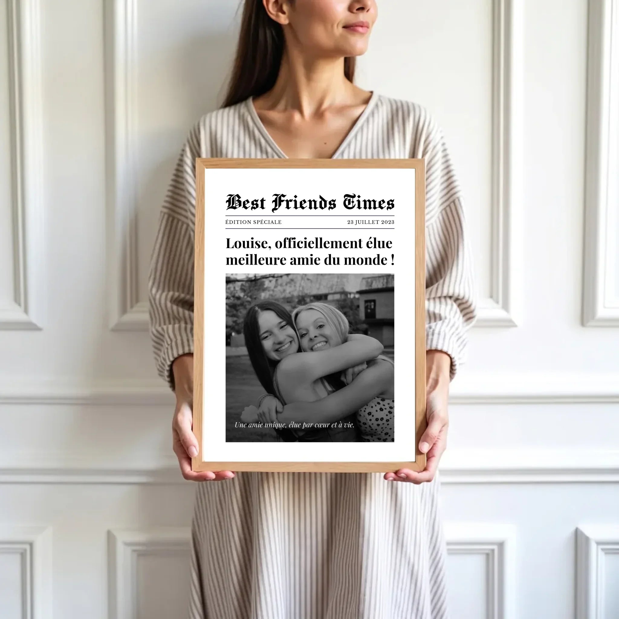 mockup-femme-cadre-bois