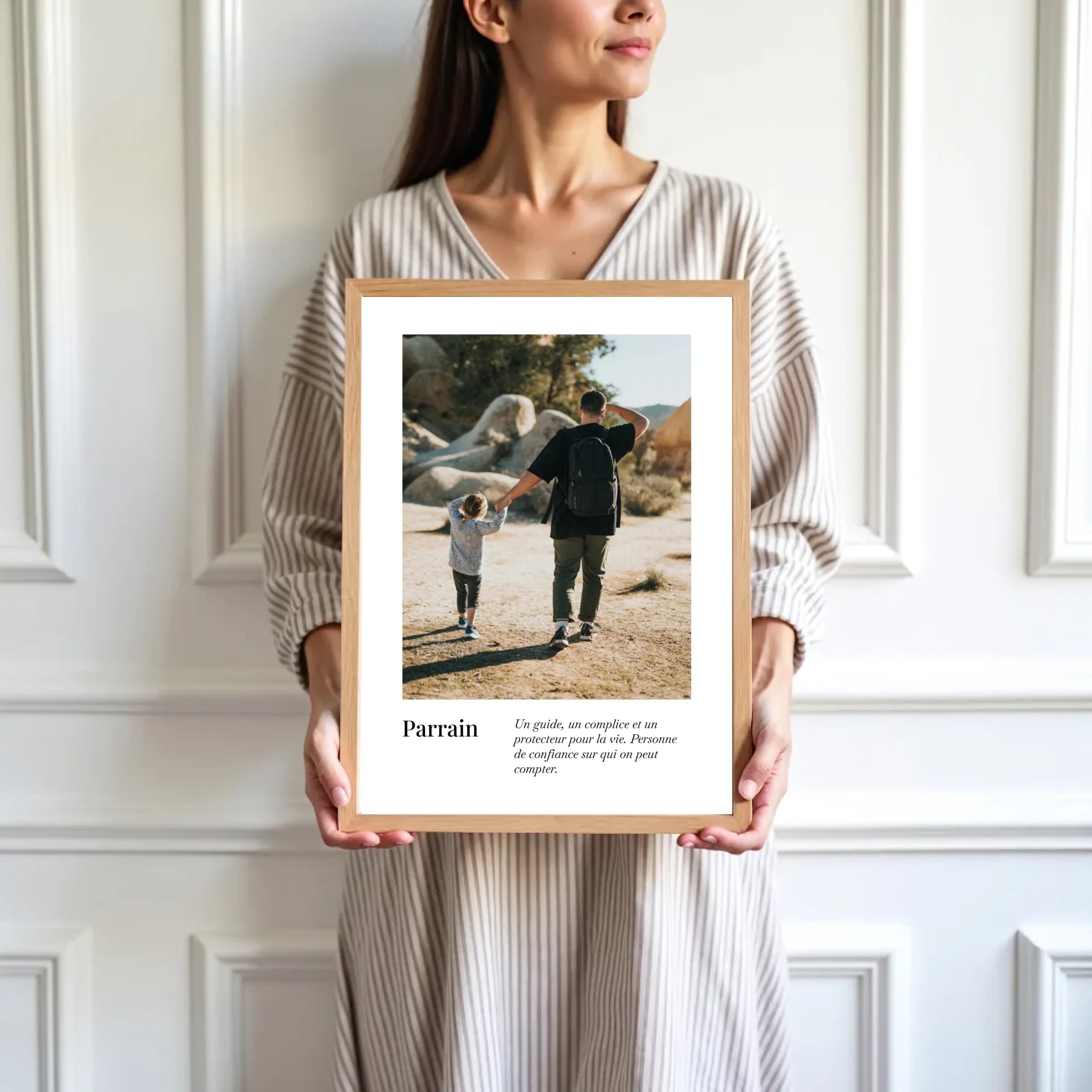 mockup-femme-cadre-bois