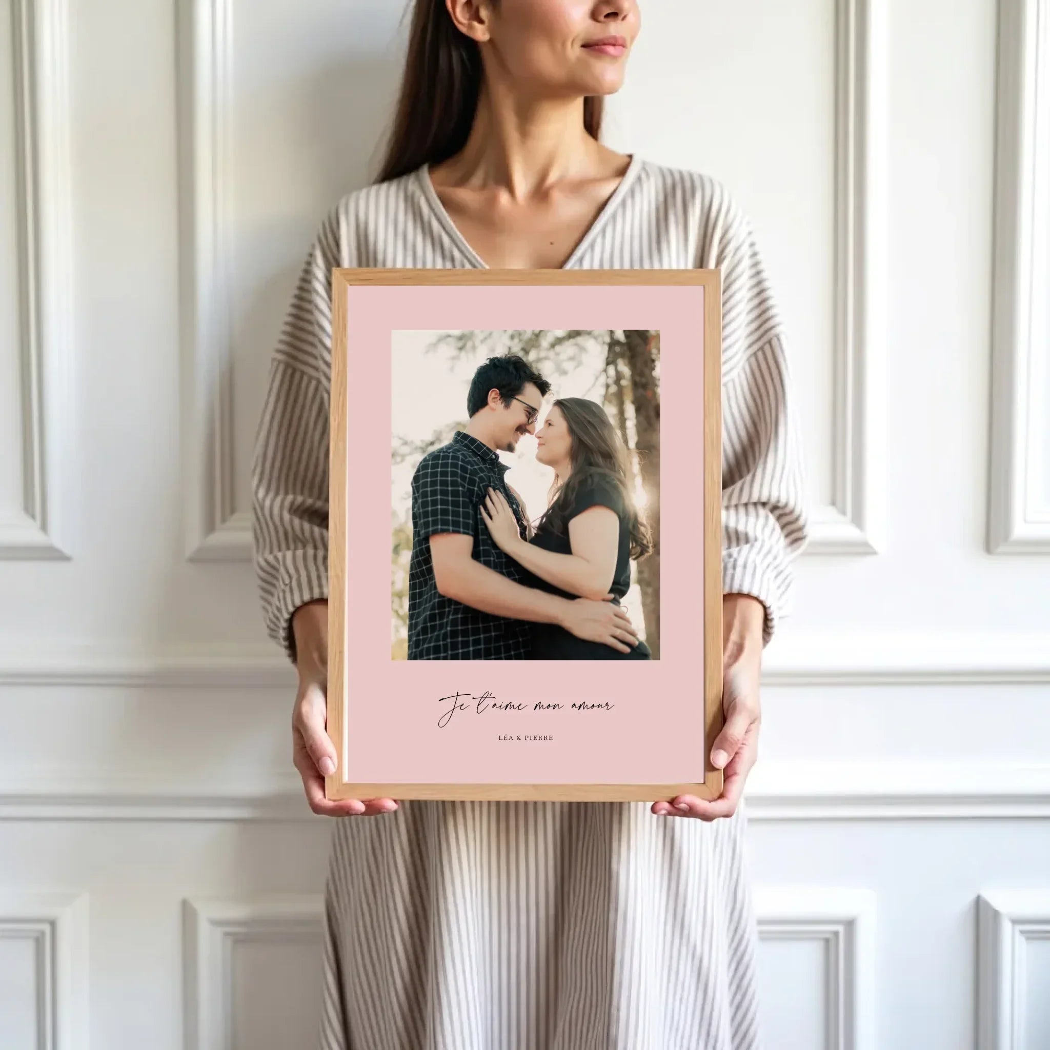 mockup-femme-cadre-bois