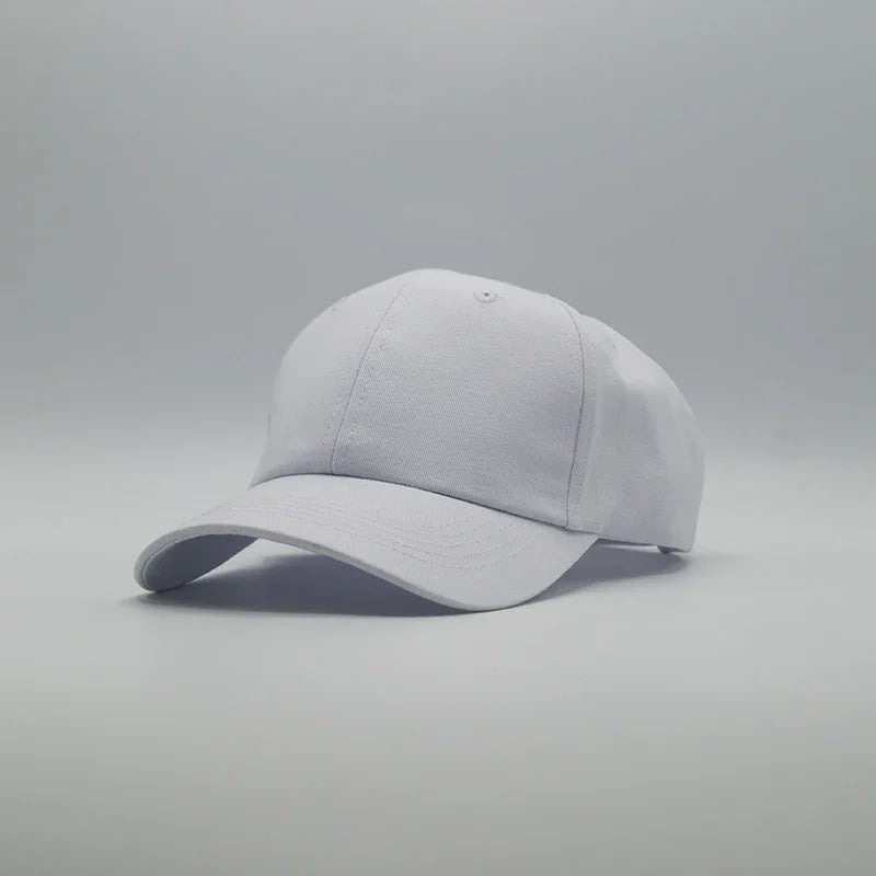 Casquette classique blanche unisexe sur fond neutre, accessoire mode basique