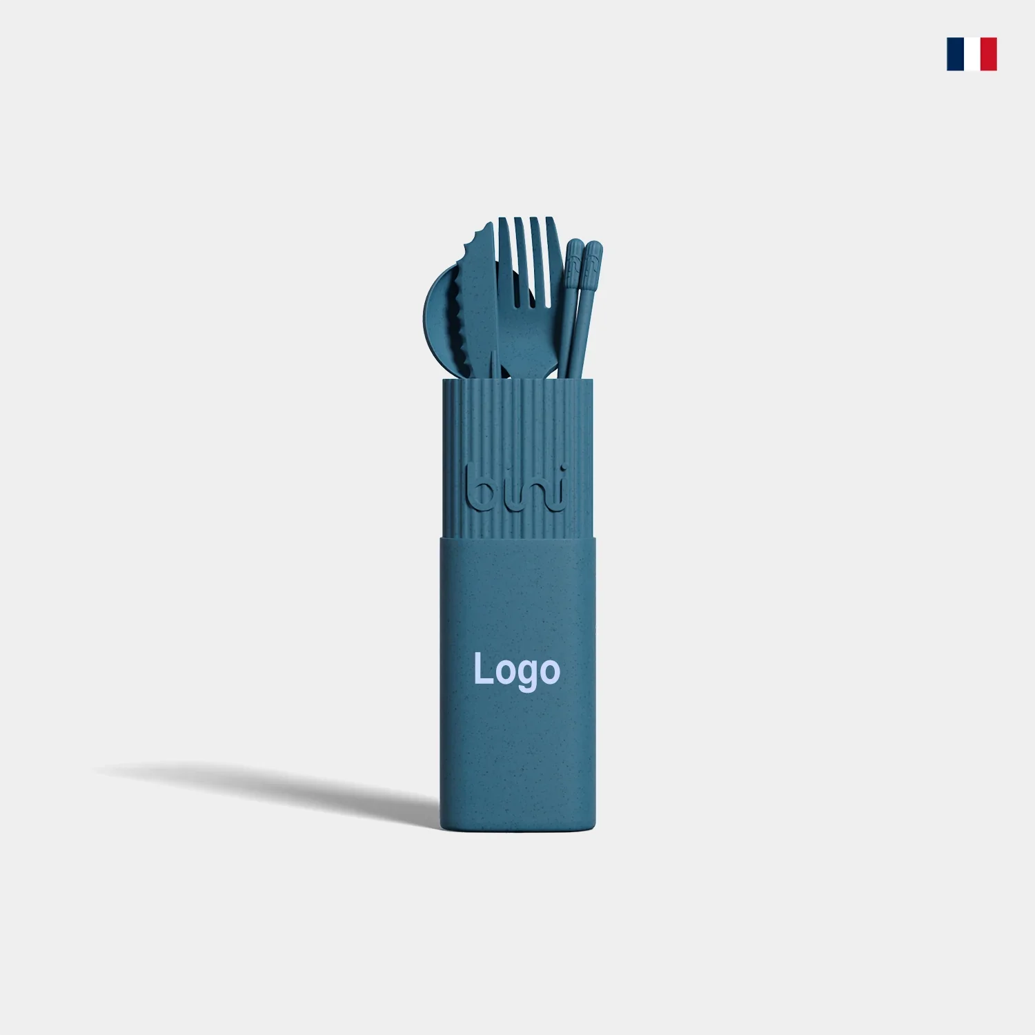 Set de couverts réutilisables bleu en étui personnalisé, fond blanc, drapeau français.