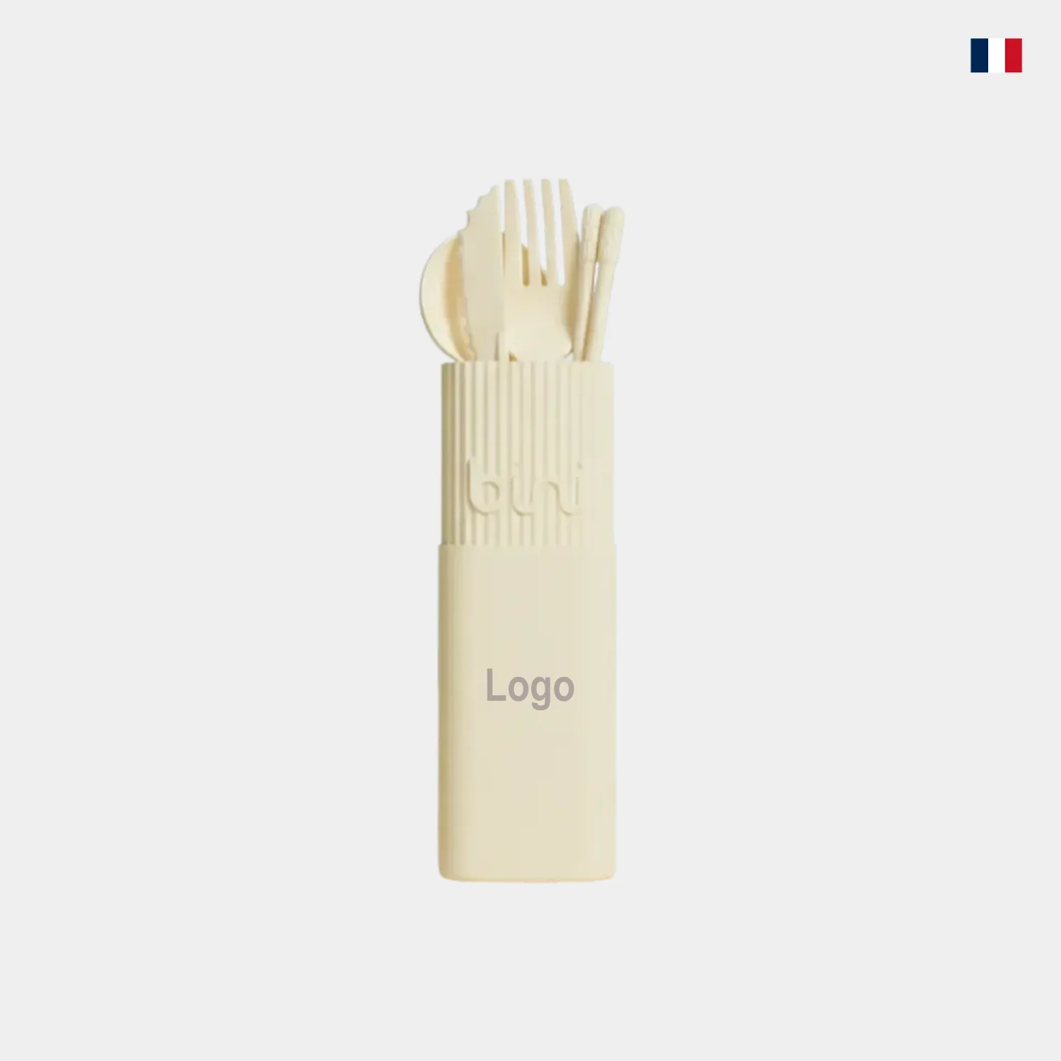 Set de couverts réutilisables crème dans un étui, éco-responsable, fond blanc