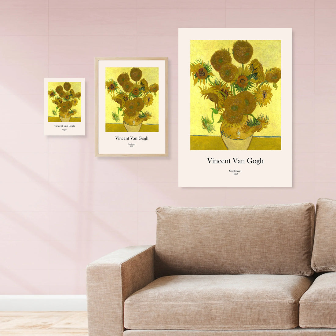 Affiches murales de tournesols de Van Gogh encadrées au-dessus d’un canapé beige