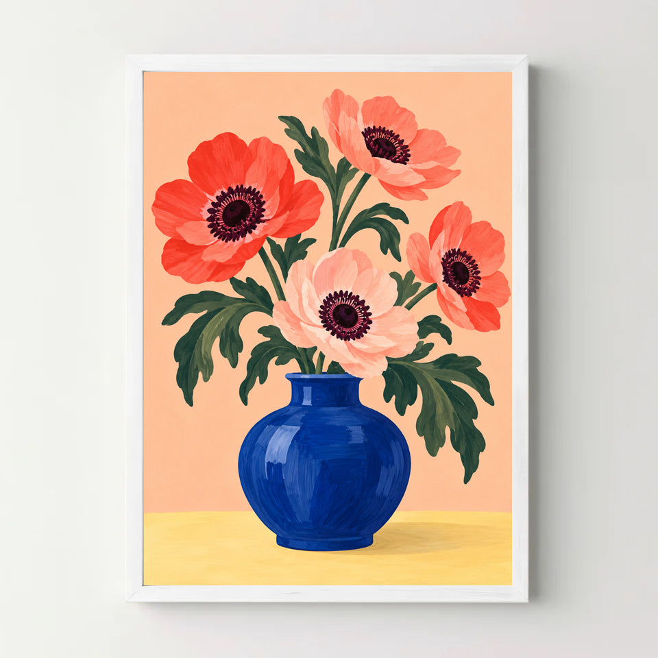 Affiche fleurs – Anémones corail et vase bleu — cadre blanc