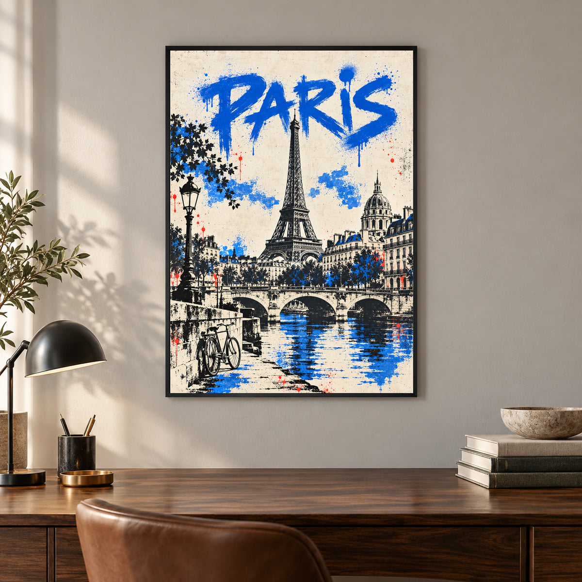 Affiche Paris – Tour Eiffel en street art bleu – mise en situation dans un bureau, cadre vendu selon l’option choisie