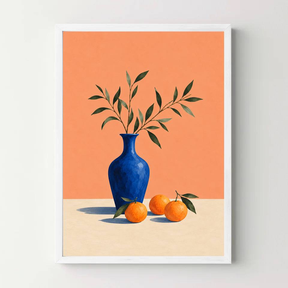 Affiche nature morte – Vase bleu et oranges — cadre blanc