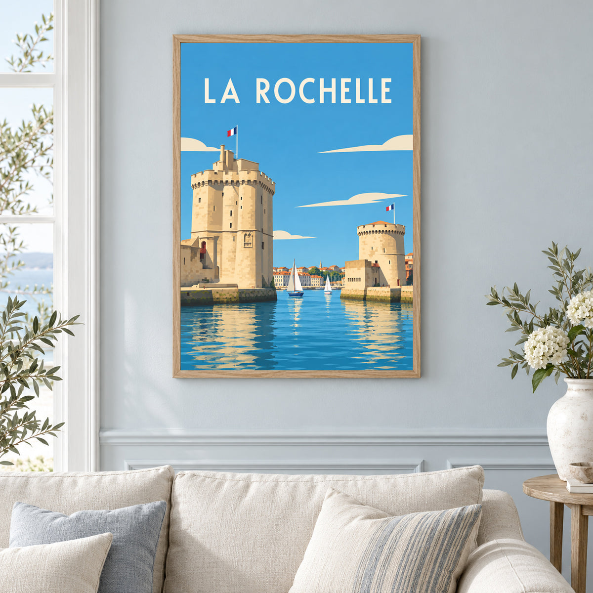 Affiche ville - La Rochelle, les tours du Vieux-Port – mise en situation dans un salon, cadre vendu selon l’option choisie