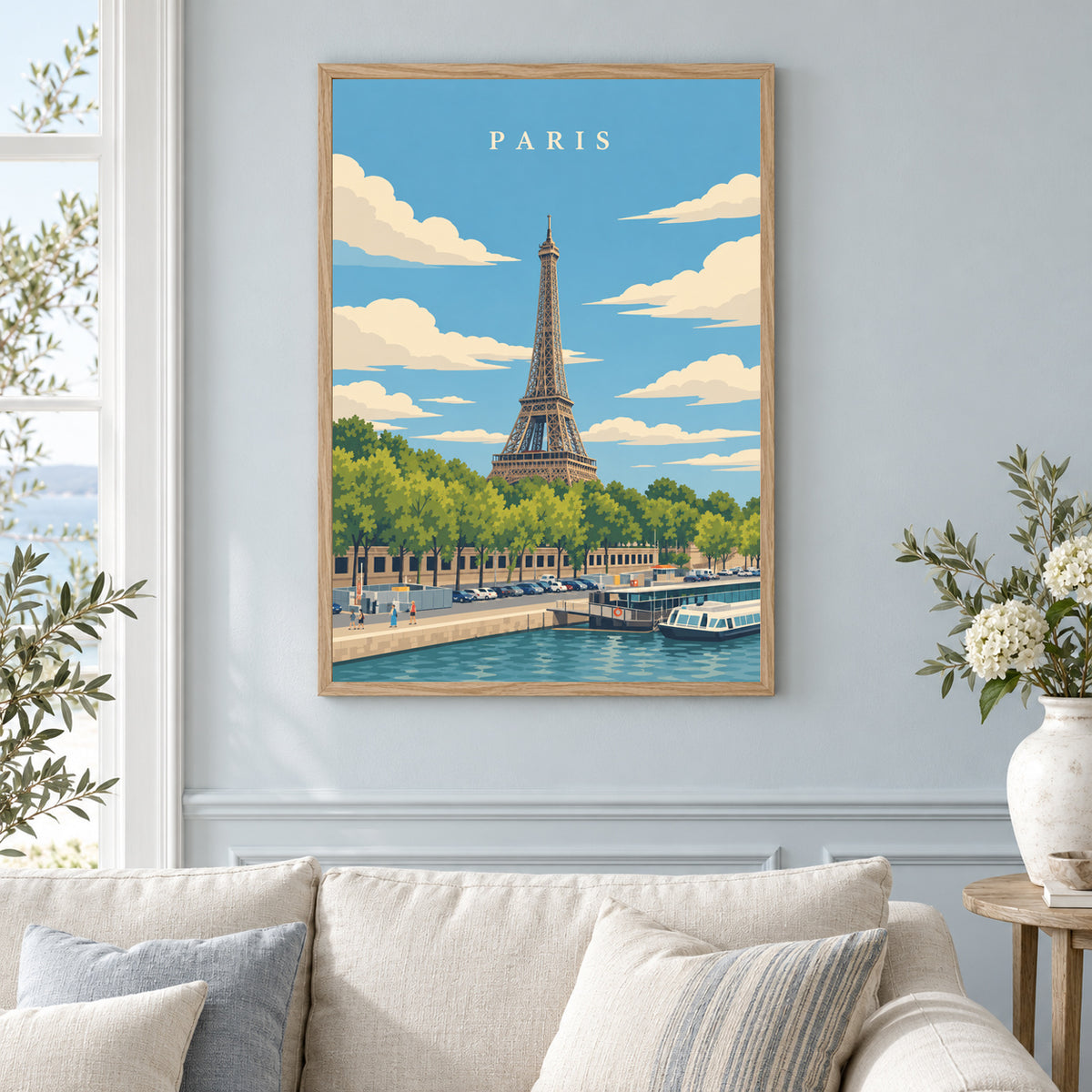 Affiche ville - Paris, la tour Eiffel et la Seine – mise en situation dans un salon, cadre vendu selon l’option choisie