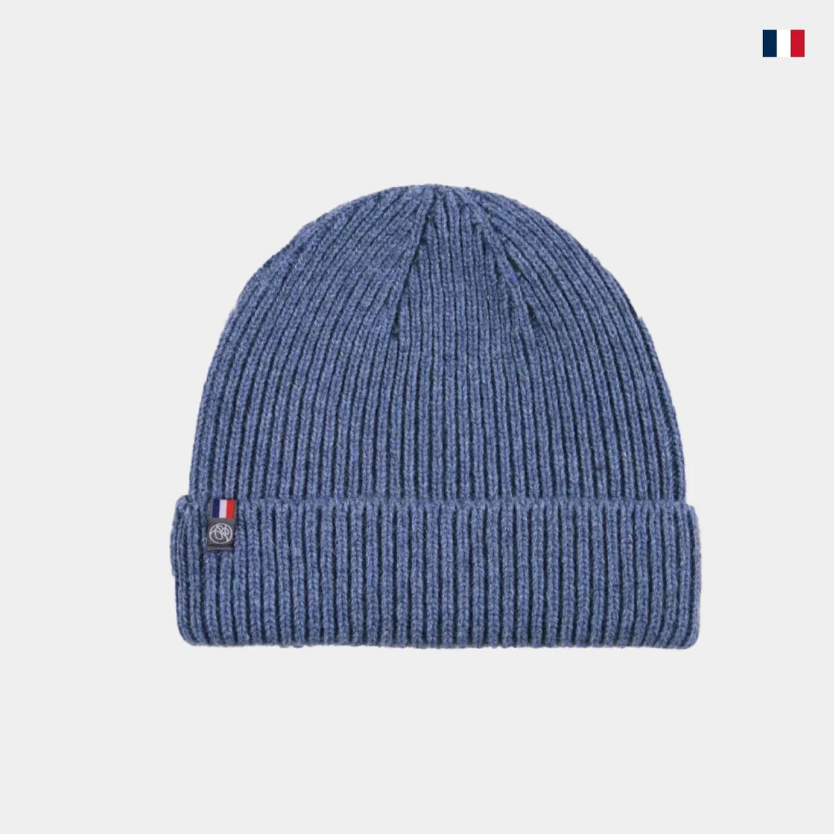 Bonnet bleu en maille, étiquette drapeau français, fond blanc, accessoire Made in France