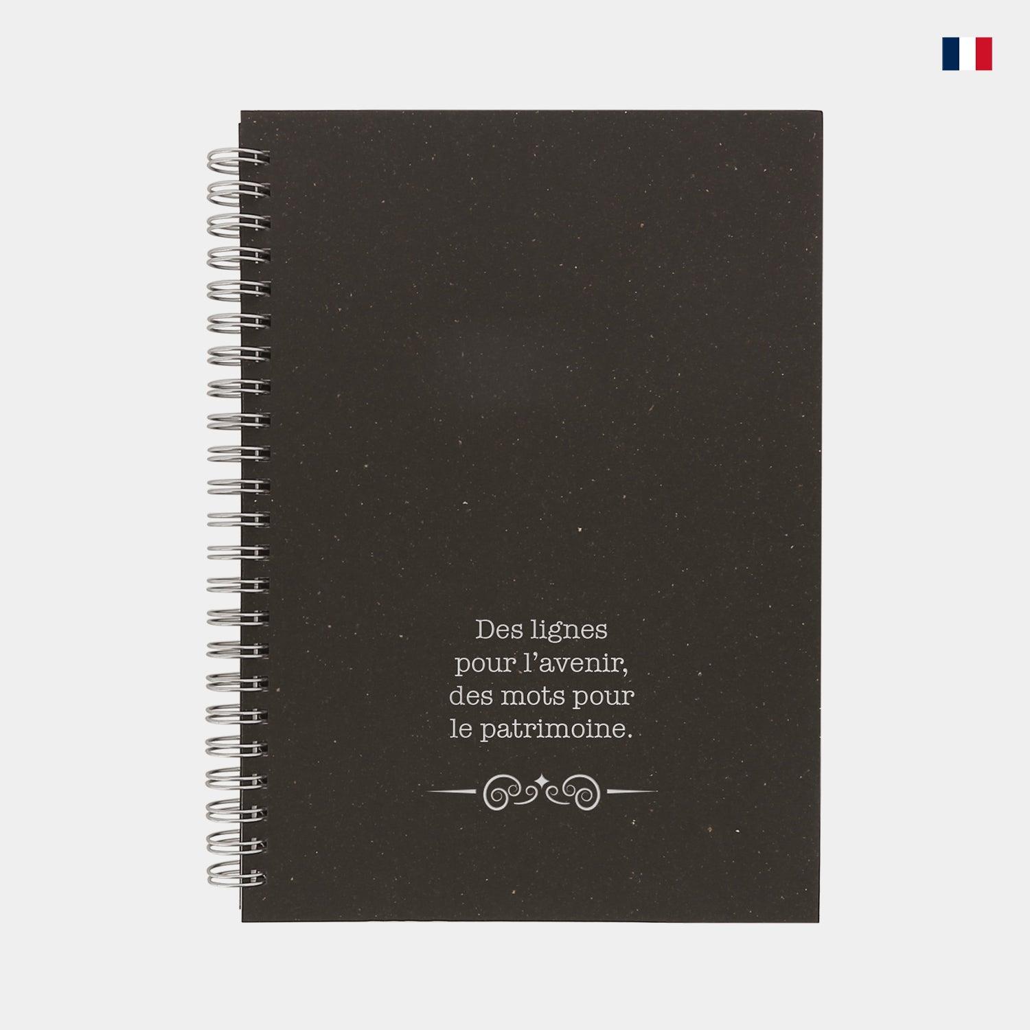 Carnet A5 en cuir noir à spirale, citation imprimée, couverture minimaliste.