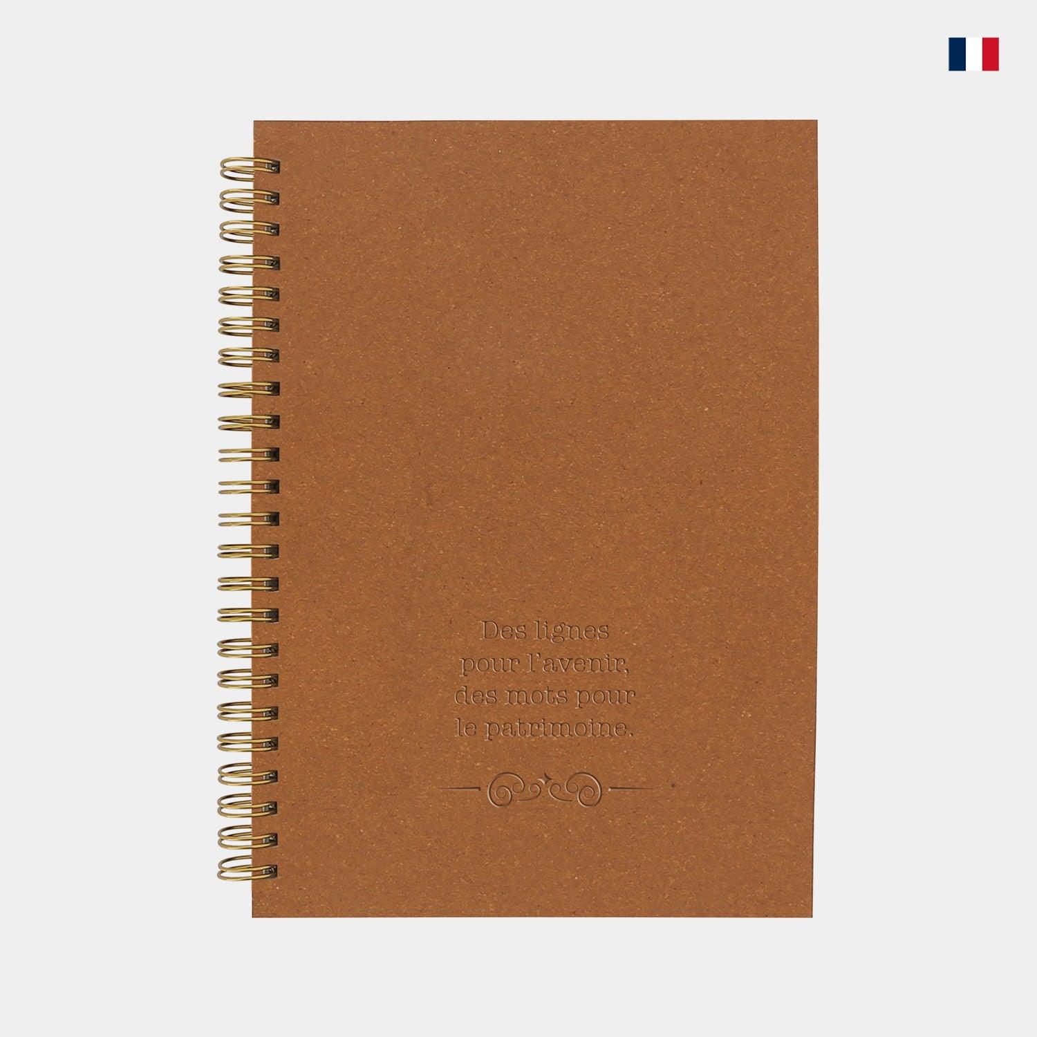 Carnet A5 à spirale, couverture en cuir marron, inscription embossée, fabriqué en France.