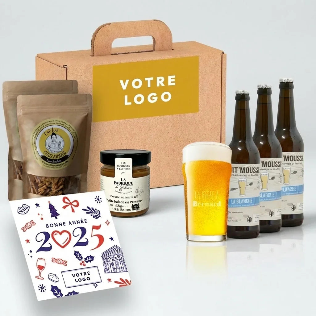 Coffret bière artisanal avec bouteilles, verre personnalisé, snacks et carte de vœux 2025.