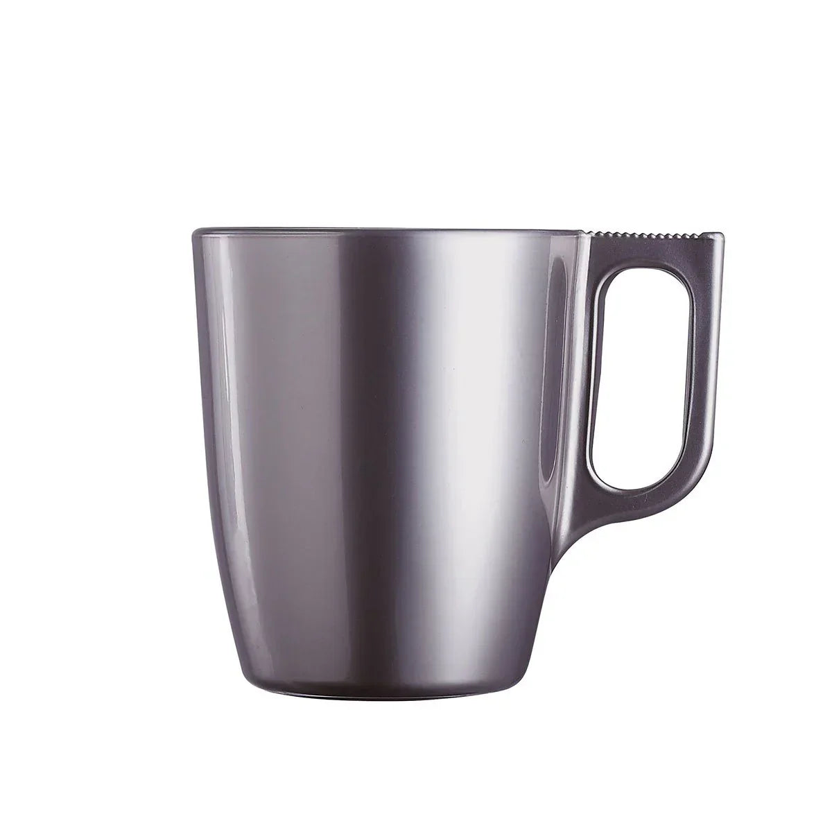 Mug en métal gris brillant avec anse moderne sur fond blanc, cadeau personnalisé