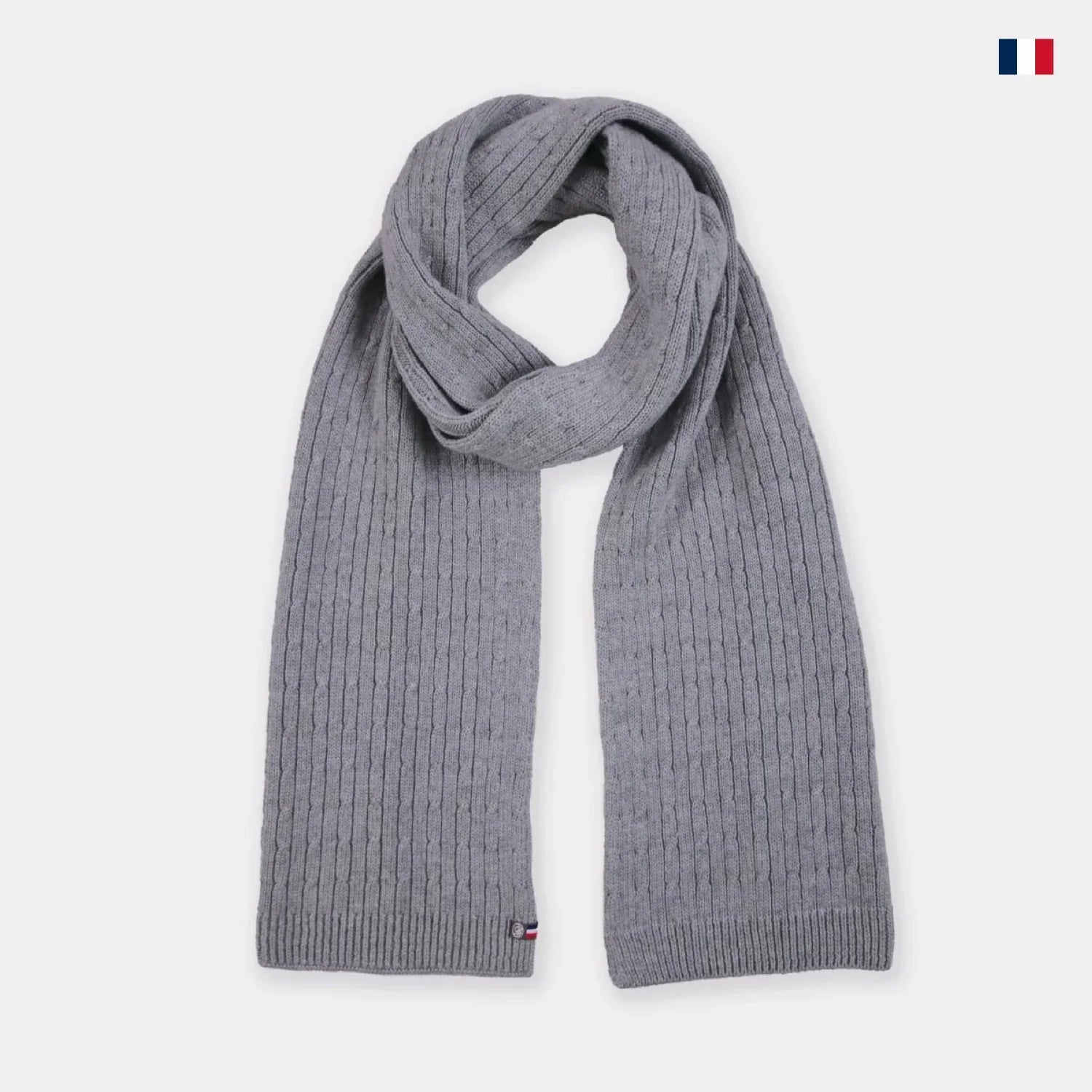 Écharpe grise en maille, motif côtelé, fabriquée en France, posée sur fond blanc.