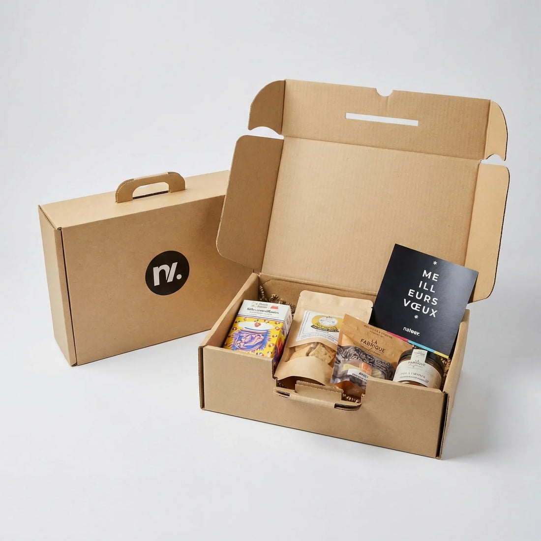Coffret cadeau gourmand français avec chocolats, biscuits et carte, boîte kraft ouverte