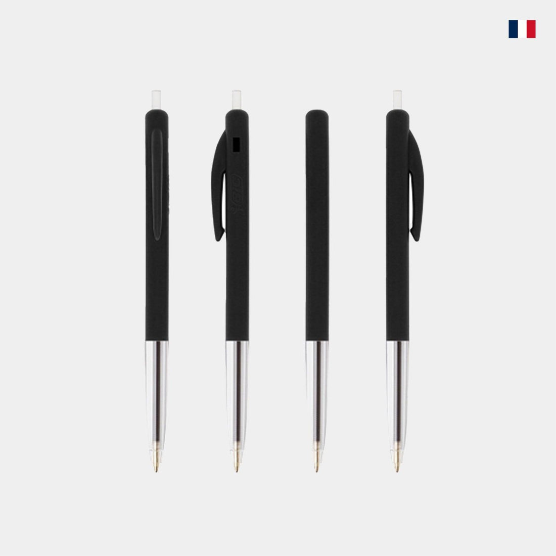 Lot de quatre stylos noirs à bille, corps métallique, sur fond blanc, drapeau français.