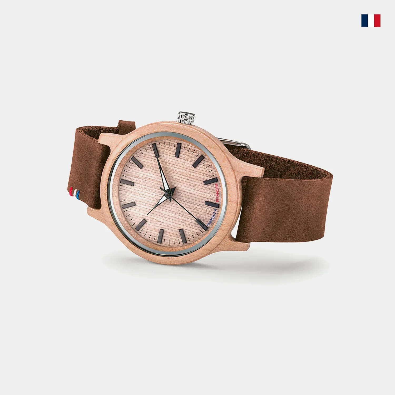 Montre en bois avec cadran clair, bracelet cuir marron, design minimaliste, fond blanc.