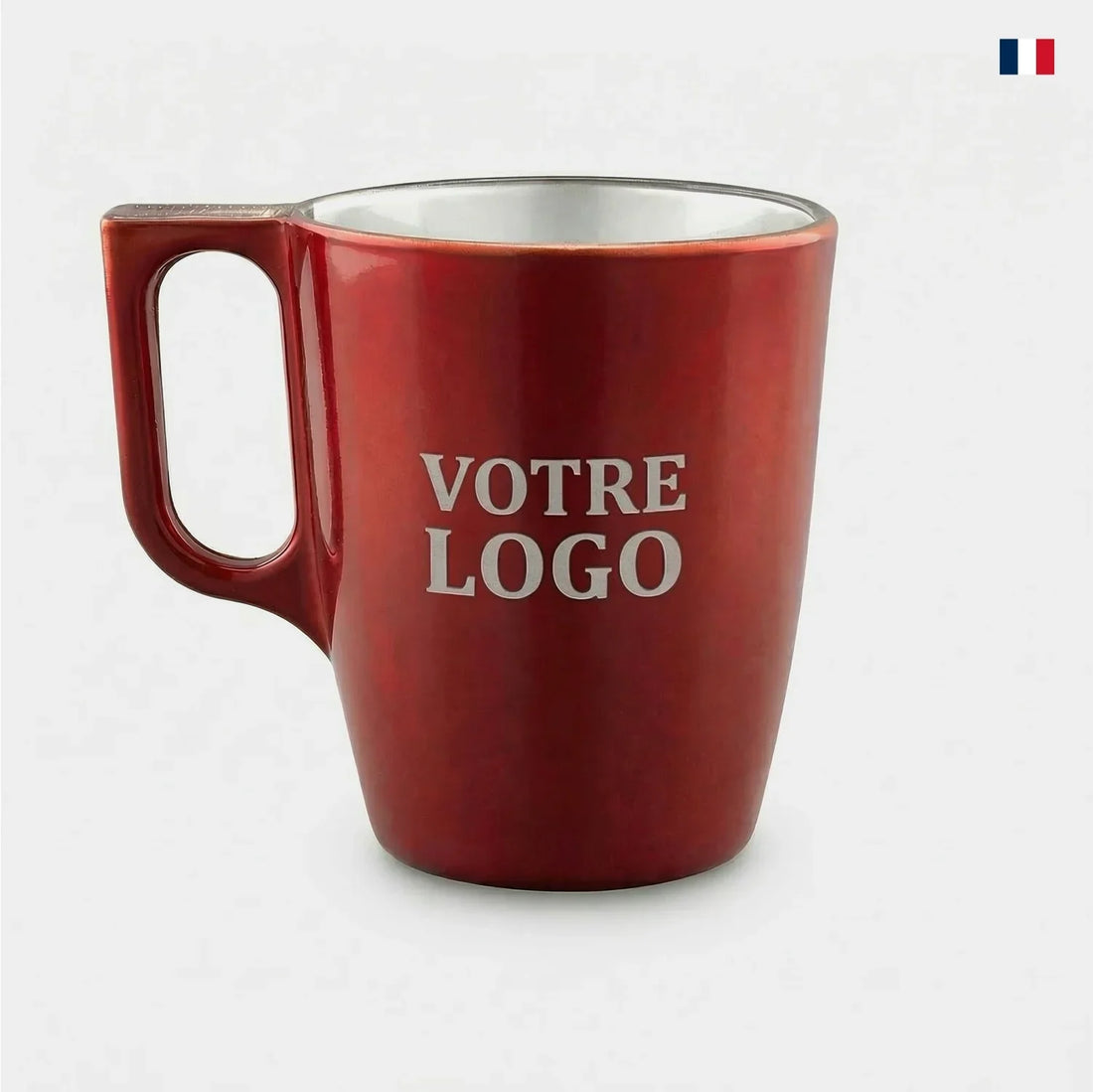 Mug rouge en céramique personnalisable avec logo, fond blanc, drapeau français en haut à droite