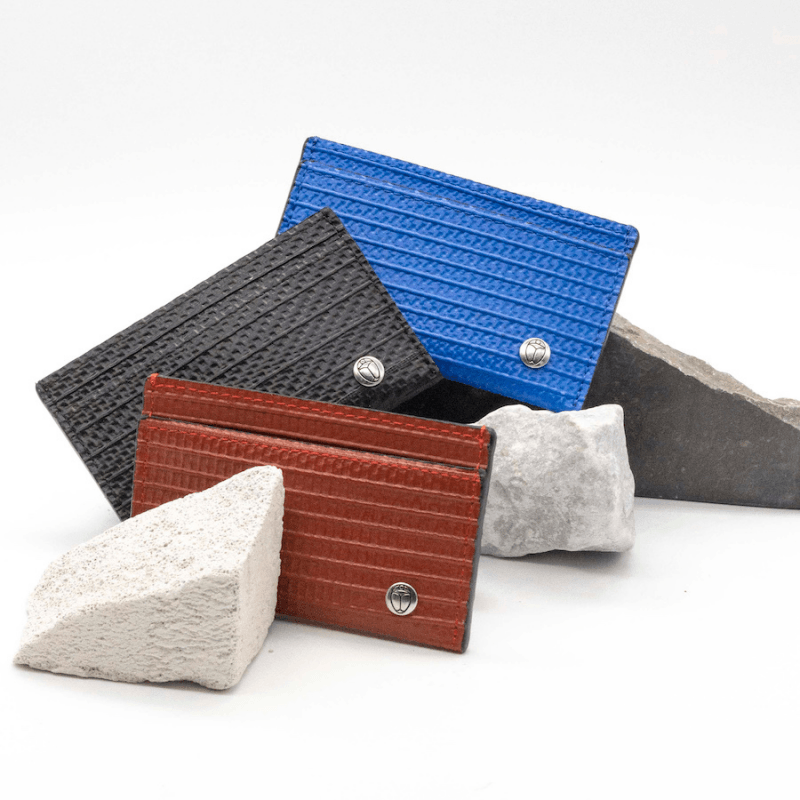 Porte-cartes en lance à incendie - Résistant et élégant - cestfrancais.fr