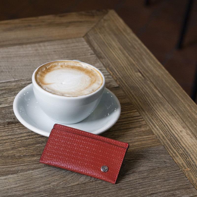 Porte-cartes en lance à incendie - Résistant et élégant - cestfrancais.fr