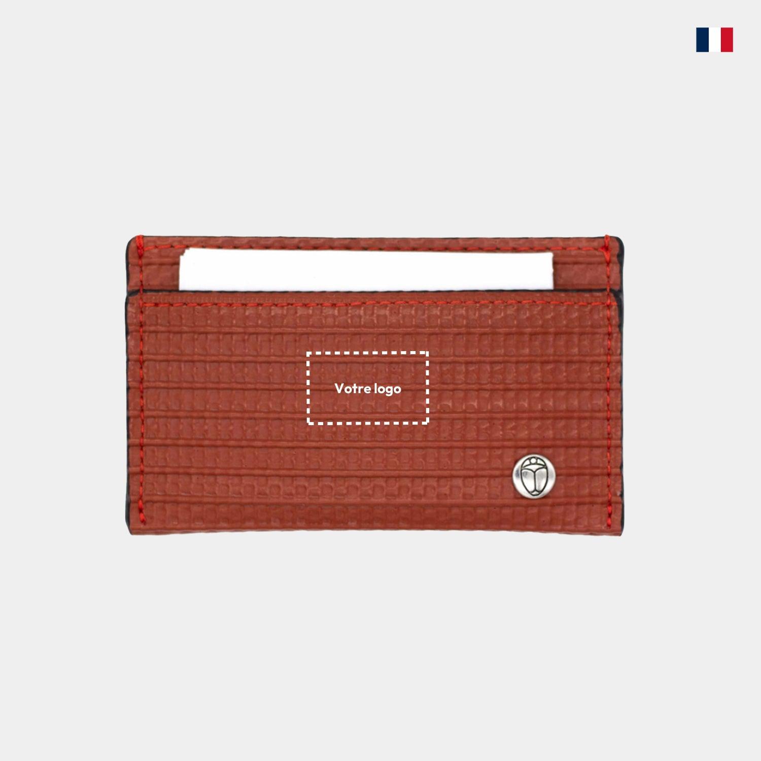 Porte-cartes en lance à incendie - Résistant et élégant - cestfrancais.fr