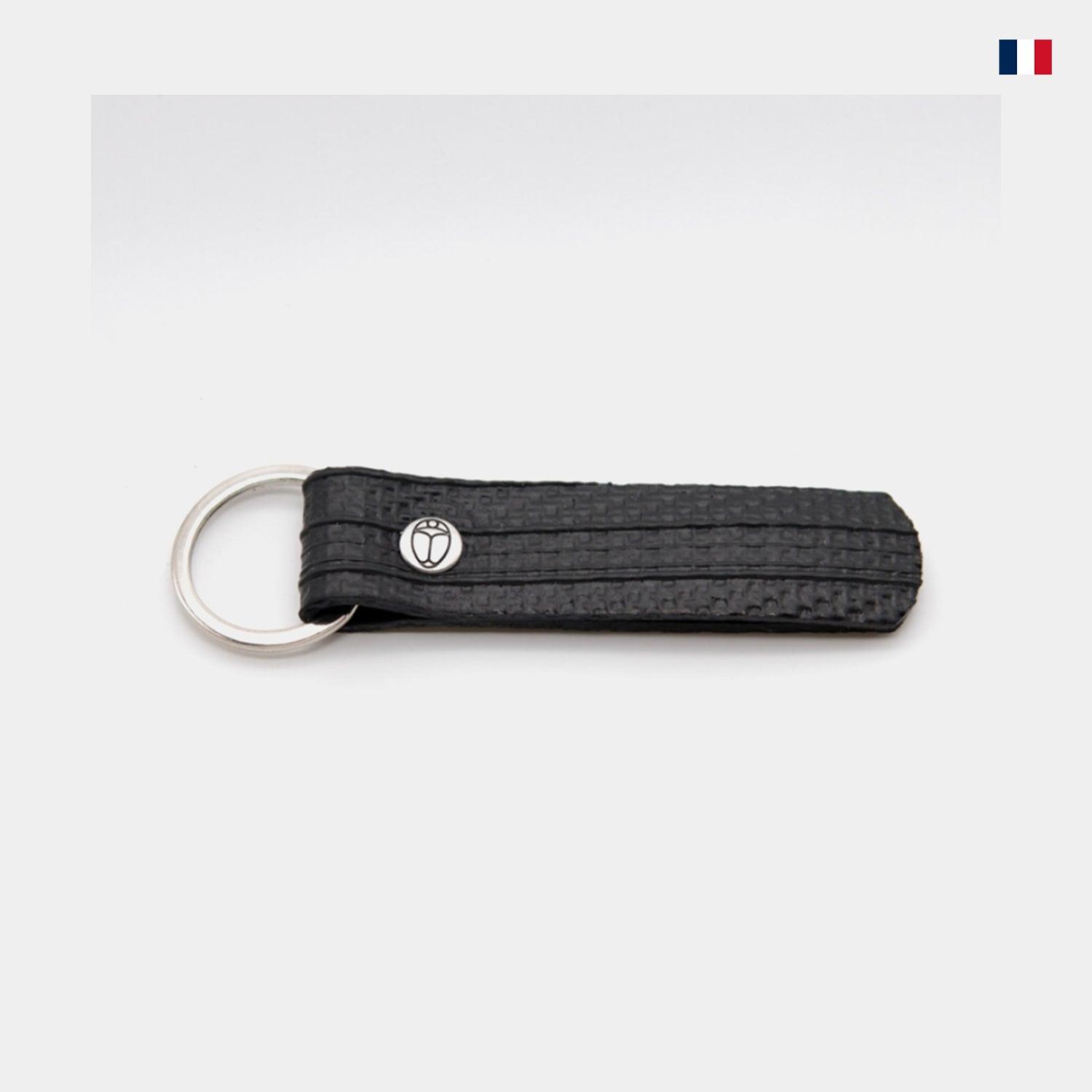 Porte-clés noir en tissu recyclé avec anneau métallique, fabriqué en France