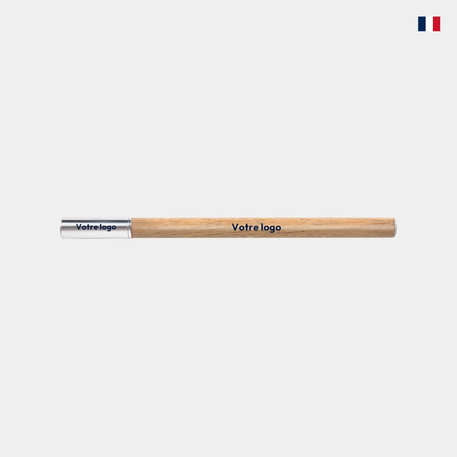 Stylo en bois de chêne personnalisable avec capuchon argenté sur fond blanc.