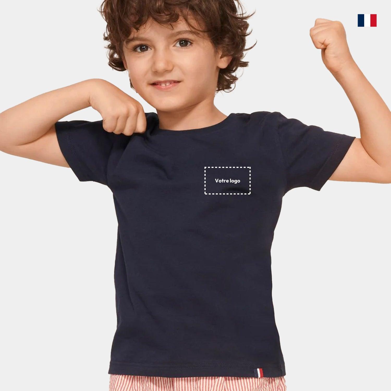 Enfant portant un t-shirt bleu marine personnalisable avec logo, fond neutre, drapeau français.