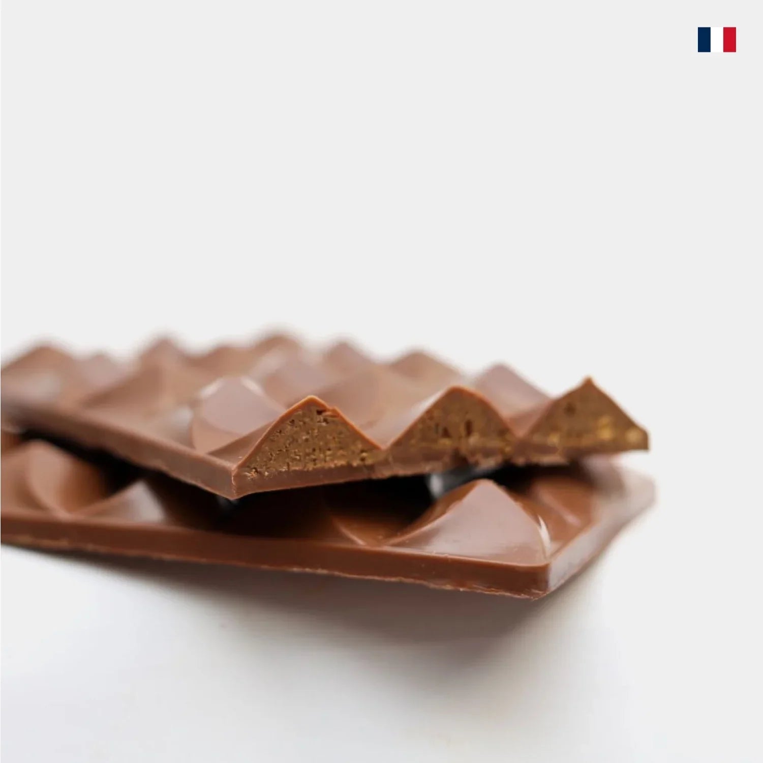 Tablette de chocolat au lait française, design géométrique, sur fond blanc