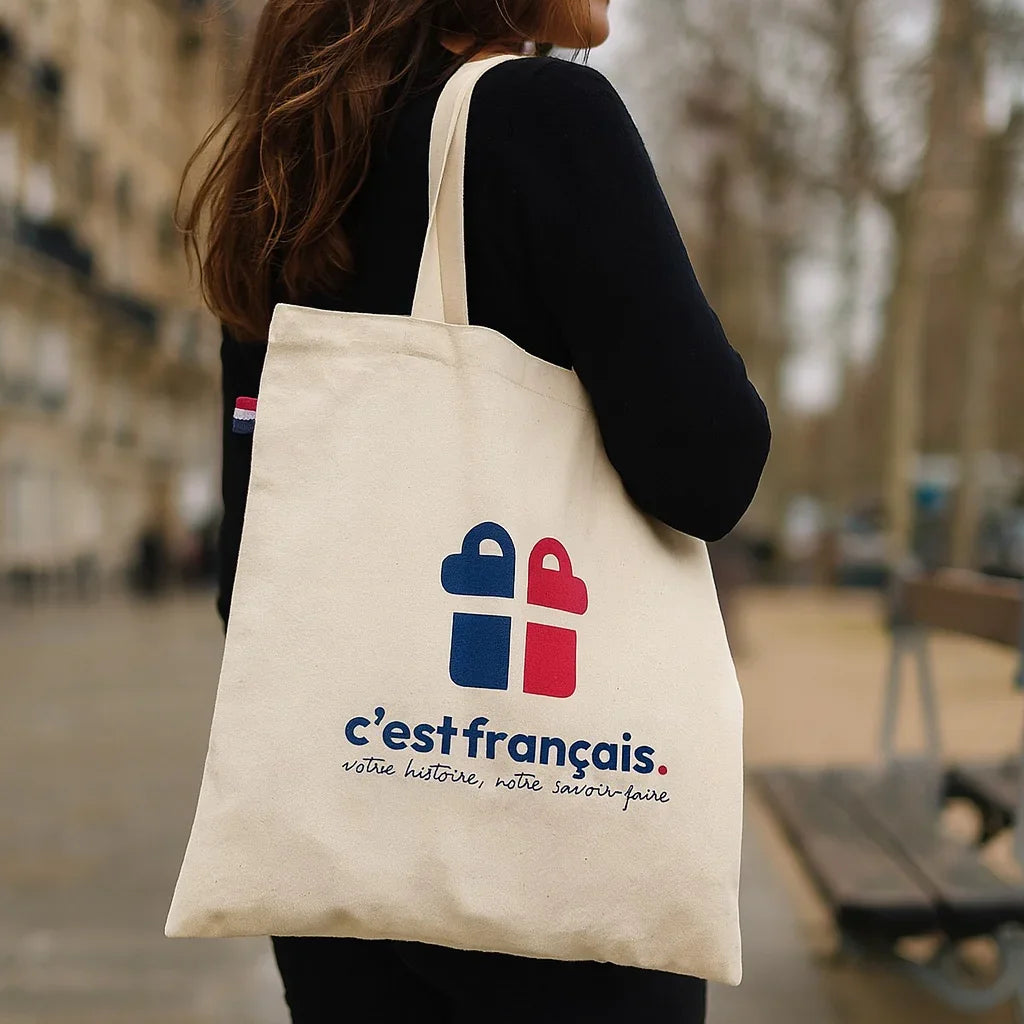 Totebag en coton naturel avec imprimé cadeau bleu rouge, porté en extérieur