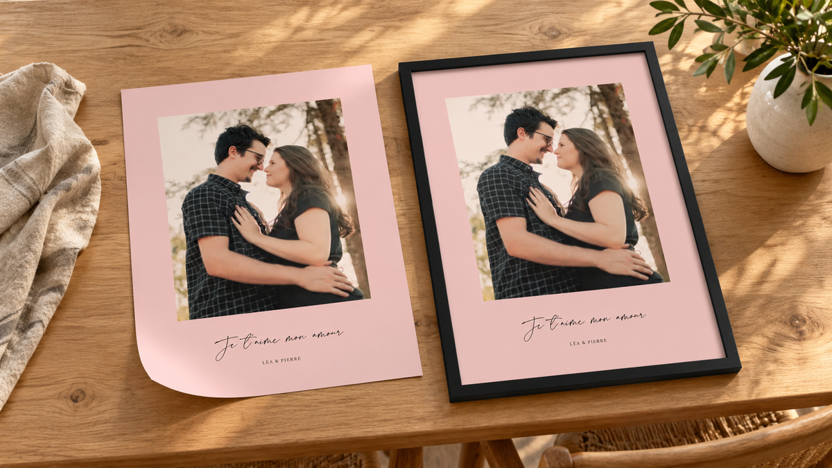 Une même affiche photo personnalisée rose présentée seule et dans un cadre noir, sur une table en bois.
