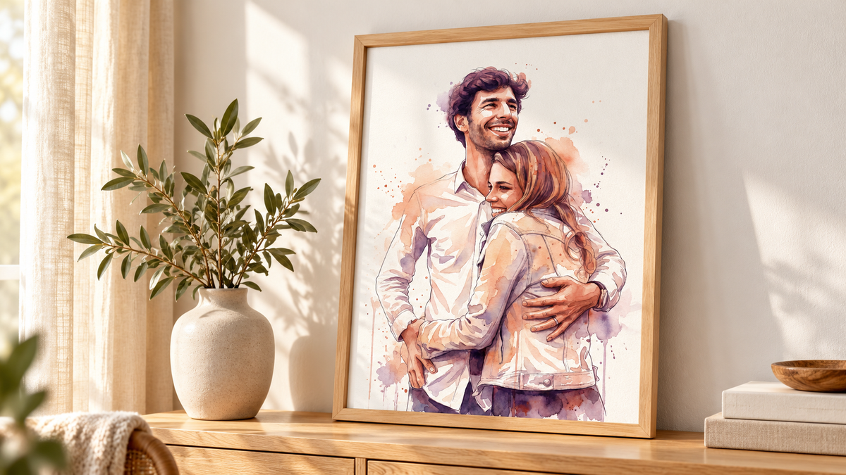 Affiche personnalisée de couple au style aquarelle dans un cadre en bois naturel, sur une console éclairée par le soleil.