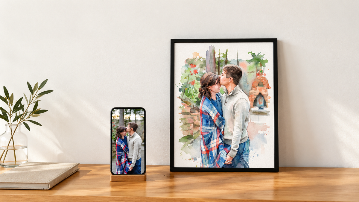 Illustration aquarelle d’un couple dans un cadre noir, à côté du téléphone montrant la photo source sur un bureau.