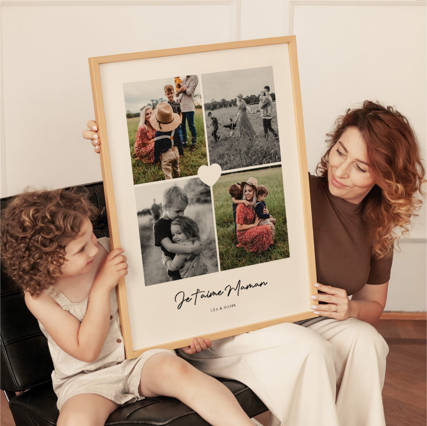 Affiche famille personnalisée avec photos et texte AMOUR, posée sur un canapé vert