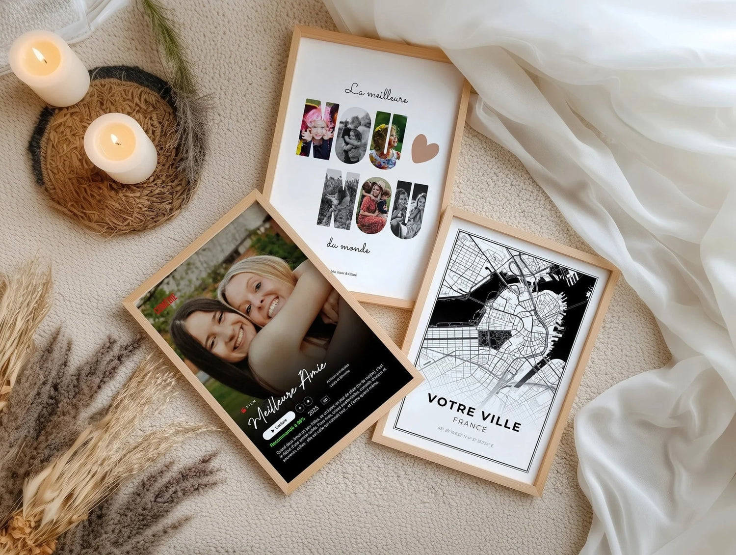 Affiches et posters personnalisés encadrés avec photos, texte et carte, posés sur un tapis beige
